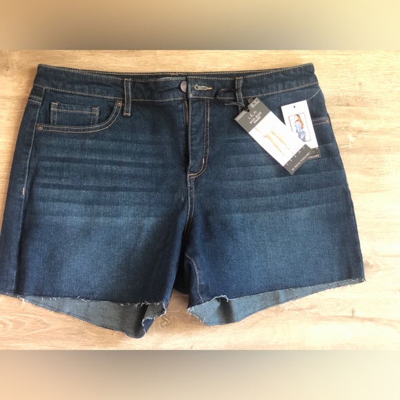 Raw hem dark denim mid rise short - Picture 4 of 6